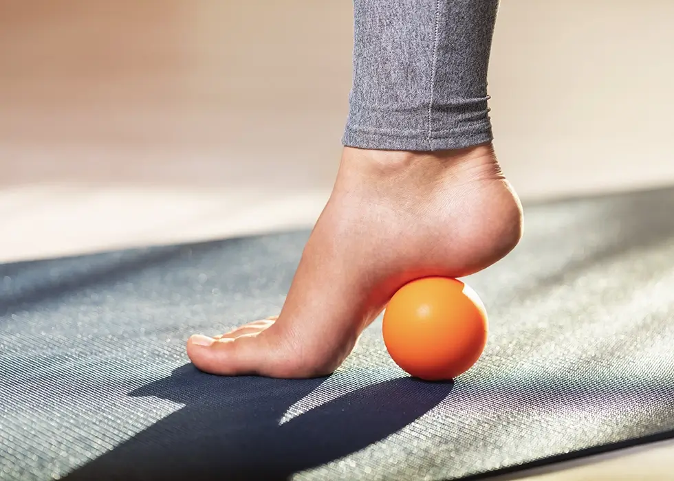 Fußmassage mit Massageball – barfuß angewendet zur gezielten Entspannung, Durchblutungsförderung und Faszienpflege der Fußsohlen.